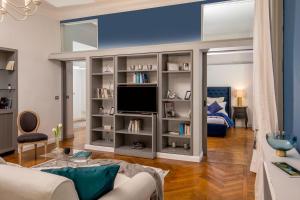 A television and/or entertainment centre at Daplace - Renzo Apartment