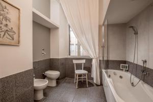 A bathroom at Daplace - Renzo Apartment
