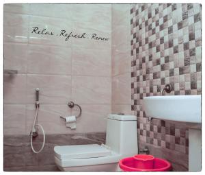 Orange Corner, Near Kempegowda Airport, Airport Pickup And Drop Available 24x7的一间浴室