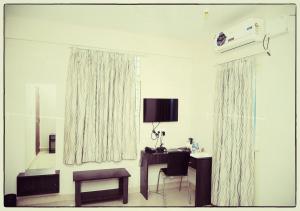 Orange Corner, Near Kempegowda Airport, Airport Pickup And Drop Available 24x7的电视和/或娱乐中心