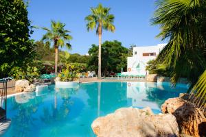basen z palmami w ośrodku w obiekcie Apartamento Porto Cari 21 w mieście Cala d´Or