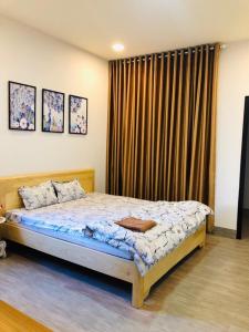 una camera con letto e finestra con tende di Cozy furnished apartment in Phan Thiet city center a Phan Thiet