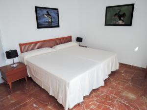 Posteľ alebo postele v izbe v ubytovaní Apartamentos Embalse de Orellana