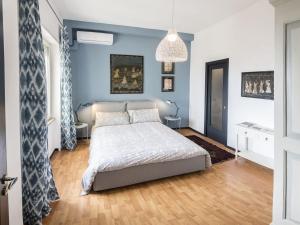 una camera con letto e parete blu di Panorama House a Napoli