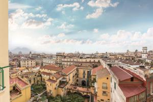 נוף כללי של נאפולי או נוף של העיר שצולם מהדירה