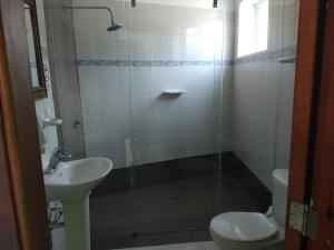 y baño con ducha, aseo y lavamanos. en Apartamento Sailodge.com, en San Andrés