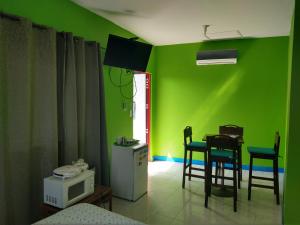 Habitación verde con mesa y 2 sillas en Apartamento Sailodge.com, en San Andrés