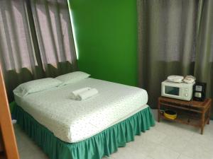 1 dormitorio con 1 cama y TV en una mesa en Apartamento Sailodge.com, en San Andrés