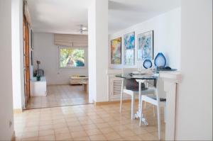 uma cozinha e sala de jantar com mesa e cadeiras em Apartamento Porto Cari 21 em Cala d´Or