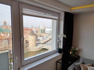 Apartament LENA OLD TOWN with a UNIQUE VIEW في غدانسك: نافذة في غرفة مطلة على مدينة