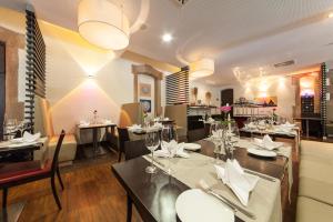una sala da pranzo con tavoli e sedie in un ristorante di Novina Hotel Tillypark a Norimberga