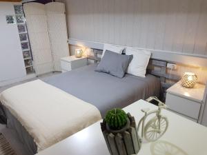 A bed or beds in a room at HOMELY Huecar Loft