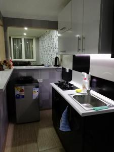 uma pequena cozinha com um lavatório e um fogão em Bella Apartment em Tbilisi