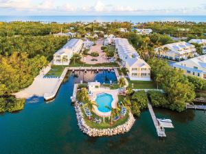 einen Luftblick auf ein Resort mit einem Pool in der Unterkunft Islander Bayside Villas & Boatslips in Islamorada