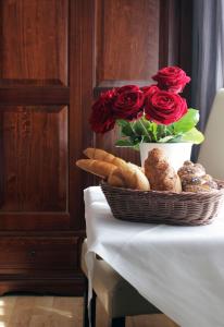 a table with a basket of roses and bread at Stadthotel Restaurant Auerhahn in Vöcklabruck