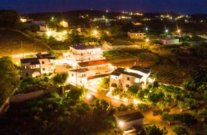LivadiTheofilos Appartements的夜晚灯光璀璨的小镇景色