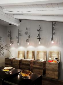 ein Restaurant mit Tischen und Stühlen mit Essen an der Wand in der Unterkunft Hotel Village in Aosta