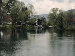 una casa sentada a orillas de un río en Amina River Apartment, en Bihać