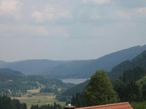 Vista general de una montaña o vista desde la casa de huéspedes