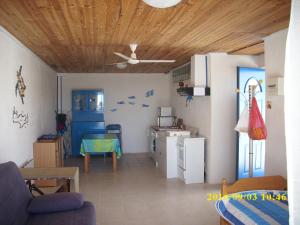Il dispose d'une cuisine et d'un salon avec un canapé et une table. dans l'établissement Galini, à Kato Zakros