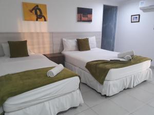 Łóżko lub łóżka w pokoju w obiekcie Mintaka Hotel + Lounge