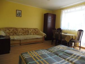 salon z kanapą i stołem w obiekcie Kwatera Tolkmicko w mieście Tolkmicko