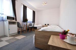 Cet appartement comprend une chambre avec un lit, une cuisine et un salon. dans l'établissement Apartamenty Południowa, à Szczecin
