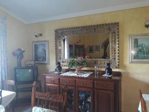 Santa LuriaにあるB&B Principessa Isabellaの鏡と木製ドレッサー付きの部屋