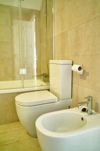 A bathroom at Fabulous Penthouse Downtown Tarifa, Maestro Apartments