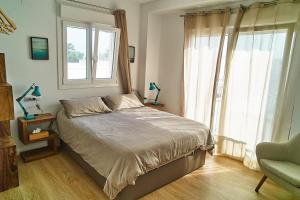 A bed or beds in a room at Fabulous Penthouse Downtown Tarifa, Maestro Apartments