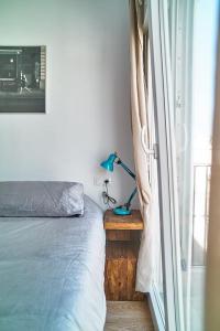 A bed or beds in a room at Fabulous Penthouse Downtown Tarifa, Maestro Apartments
