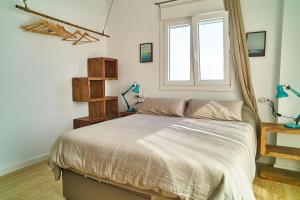 A bed or beds in a room at Fabulous Penthouse Downtown Tarifa, Maestro Apartments