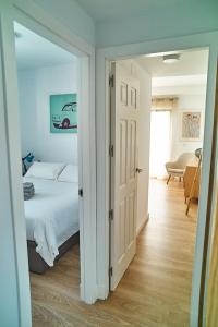 A bed or beds in a room at Fabulous Penthouse Downtown Tarifa, Maestro Apartments