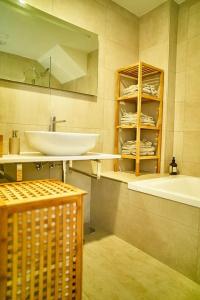 Kúpeľňa v ubytovaní Fabulous Penthouse Downtown Tarifa, Maestro Apartments + 37 fotografií