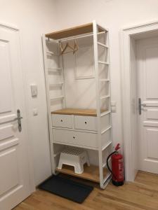 een kast met een wit dressoir in een kamer bij Sweet Dreams in Wenen