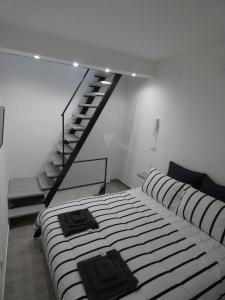 ein Schlafzimmer mit einem großen Bett und einer Treppe in der Unterkunft Corte32 in Bari