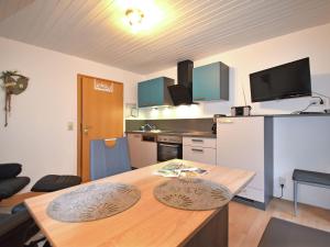 オッペナウにあるPretty Apartment in Oppenau near Black Forest National Parkのキッチン(木製テーブル付)