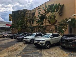 a row of parked cars in a parking lot at Pousada Cerrado in Goiânia