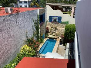 - une vue sur la cour et la piscine dans l'établissement Caribo Cozumel, à Cozumel