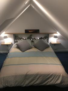 1 dormitorio con 1 cama grande y 2 almohadas en Kerocéan appartement vue sur mer, en Binic