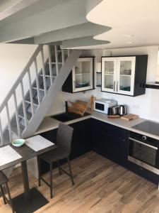 Kuchyň nebo kuchyňský kout v ubytování Kerocéan appartement vue sur mer