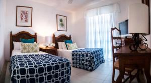 Ліжко або ліжка в номері Costa Caribe Hotel Beach & Resort