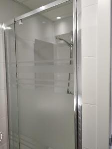 W łazience znajduje się prysznic ze szklanymi drzwiami. w obiekcie Apto en Aguadulce con Vistas al Mar w mieście Aguadulce