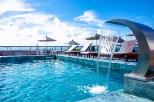 A piscina localizada em Atlântico Praia Hotel ou nos arredores
