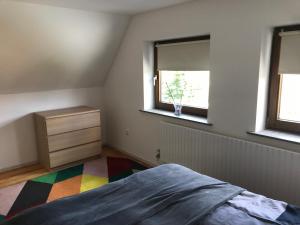 Un pat sau paturi într-o cameră la Ferienhaus im Sandkamp