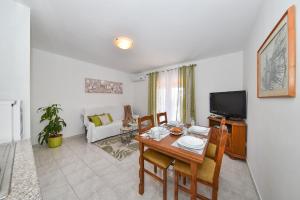 TV a/nebo společenská místnost v ubytování Apartmani Miluška
