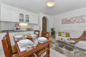 Kuchyň nebo kuchyňský kout v ubytování Apartmani Miluška