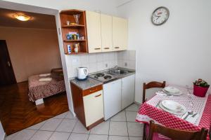 una pequeña cocina con mesa y fregadero en Apartments Ritoša, en Poreč