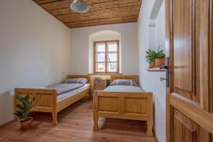 Letto o letti in una camera di Statek U Medvěda