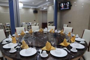 En restaurang eller annat matställe på Kololo Courts Hotel and Restaurant Kampala